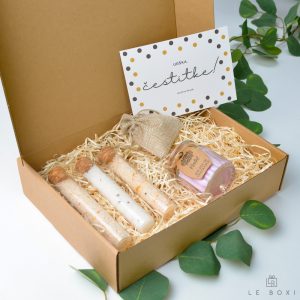 Darilna škatla s tremi različnimi kopalnimi solmi, dišečo svečo z vonjem vijolic, ter vrečk iz jute