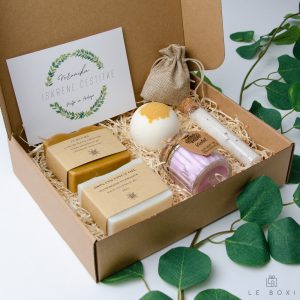 Darilna škatla z dvema naravnima miloma kurkuma in kokosovo olje, kopalna bombica, dišeča svečka ter kopalna sol
