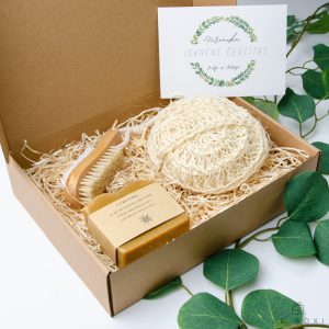 Darilna škatla s krtačko in strgalom za pete, gobico za umivanje iz sisala ter naravnim ročno izdelanim milom-božično darilo za ženo