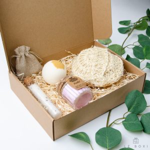 Darilna škatla z gobico za umivanje iz sisala, kopalno bombico, dišečo svečo ter kopalno soljo v stekleni epruveti s pokrovčkom iz plute - božično darilo za punce