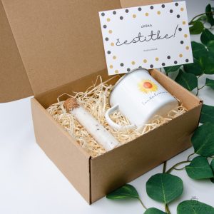 Darilna škatla s kovinsko skodelico z napisom lonček sreče in kopalno soljo v stekleni epruveti