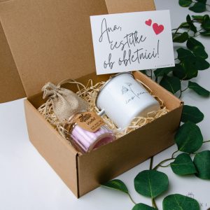 Darilne škatle s kovinsko skodelico, dišečo svečko ter vrečko iz jute