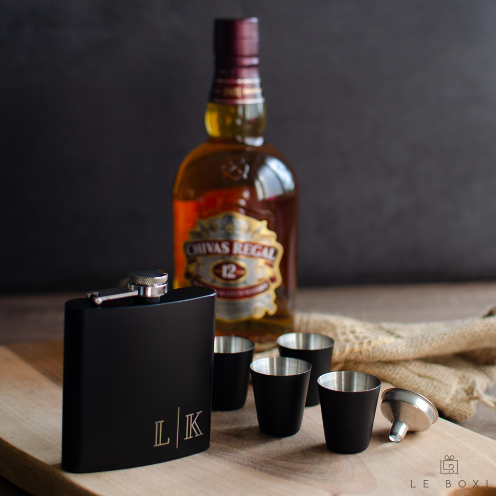 Črna kovinska prisrčnica s štirimi kovinskimi kozarčki in kovinskim lijem ter personaliziranim napisom