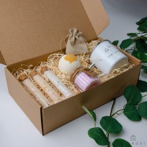 Darilna škatla s kovinsko skodelico, kopalno bombico mandelj, dišečo svečko vijolice ter tri kopalne soli v stekleni epruveti