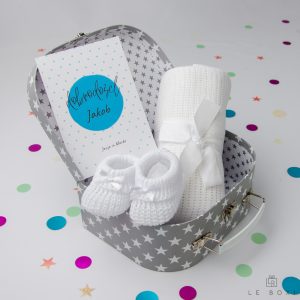 Poklon za rođenje: Siva poklon kutija s bijelim zvijezdama sadrži bijele pletene papuče i bijelu pletenu pamučnu deku