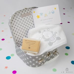 Siva poklon kovčeg s bijelim zvjezdicama sadrži ručno izrađeni prirodni sapun i dječji ručnik s kapuljačom s izvezenim motivom medvjeda
