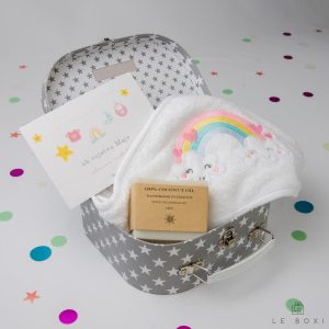 Siva poklon kovčeg s bijelim zvijezdama sadrži ručno izrađeni prirodni sapun i dječji ručnik s kapuljačom s izvezenim motivom duge