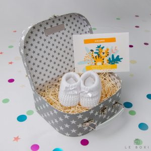 Siva poklon kutija s bijelim zvjezdicama s bijelim pletenim papučama