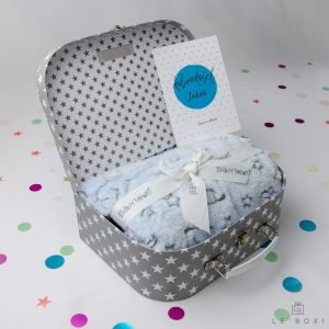 Siv darilni kovček z belimi zvezdicami z mehka modra dekica z motivom slončka