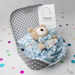 Siv darilni kovček z belimi zvezdicami vsebuje mehko in toplo odejico ter ujemajoča se ninico z medvedkom