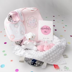 Siv darilni kovček z belimi zvezdicami vsebuje bombažni roza komplet z motivom muce z bodijem, slinčkom in nogavičkami iz mehkega bombaža ter mehka ninica bele barve