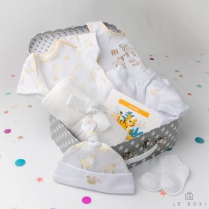 Siva poklon kovčeg s bijelim zvjezdicama sadrži pamučni komplet za novorođenče s bodijem kratkih rukava, bodi s dugim rukavima, naprtnjačem, kapom, čarapama i mrežicom za odlaganje odjeće te mekanu pamučnu pletenu dekicu
