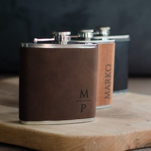 Rjava usnjena prisrčnica s personaliziranim napisom