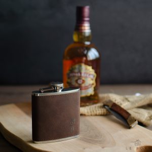 Rjava prisrčnica iz umetnega usnja s kovinskim pokrovčkom ter personaliziranim napisom