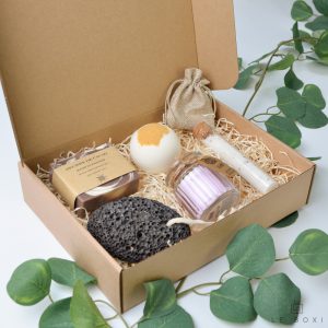 poklon kutija s prirodnim sapunom, strugačem za pete, bombom za kupanje, svijećom, sovom u staklenoj cijevi i vrećicom od jute sa šibicama