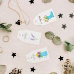 Tri darilni liski z motivom šopka rož, vejice sivke in šopka rož v čevlju