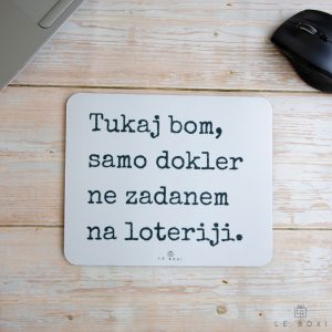 Podloge za miško z napisom tukaj bom dokler ne zadanem na loteriji