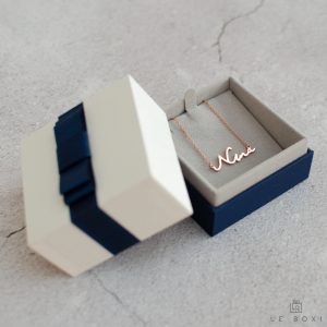 darilna škatljica z verižico z imenom