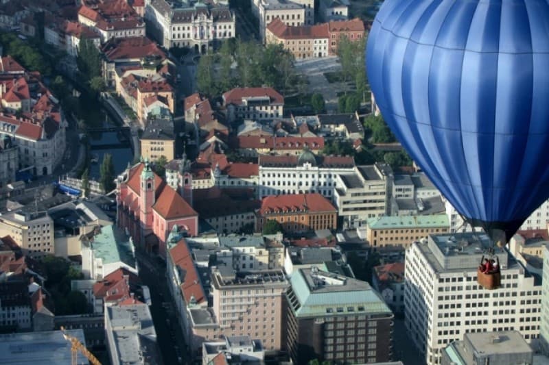 MODER BLAON NA VROČI ZRAK NAD MESTOM