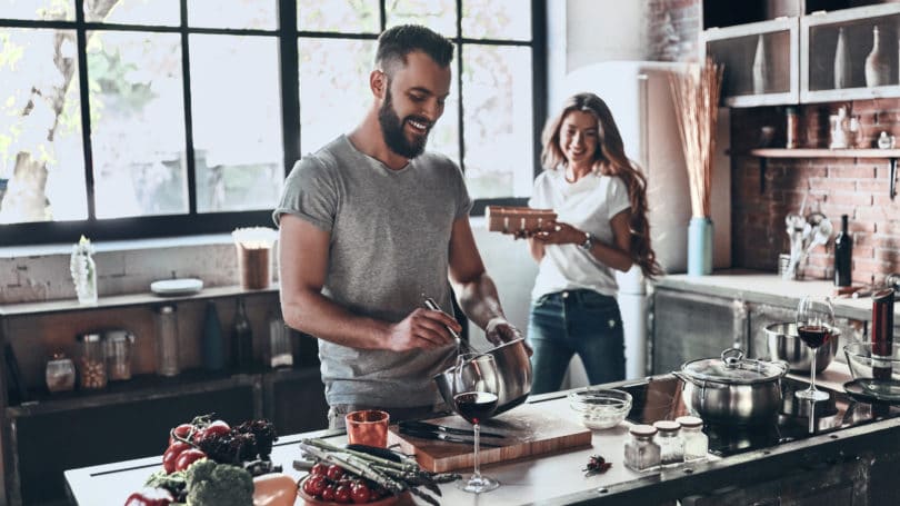 moški in ženska kuhasta v kuhinji