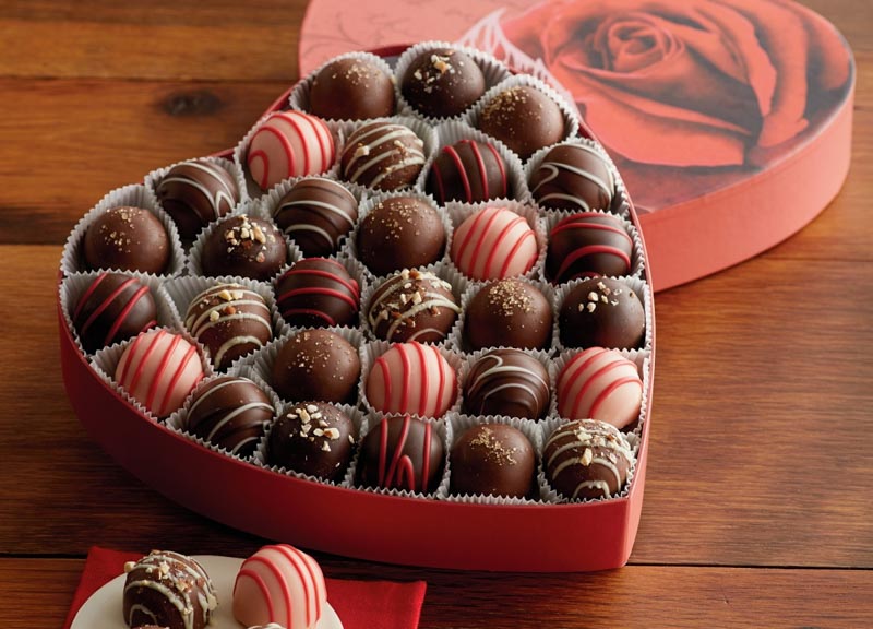 čokoladne kroglice v škatlici v obliki srčka