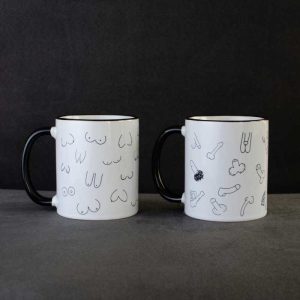 Dve beli skodelici s potiskom jošk in penisov