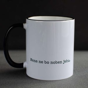 Črnobela skodelica z napisom Mene ne bo noben jebu z črnim ozadjem.