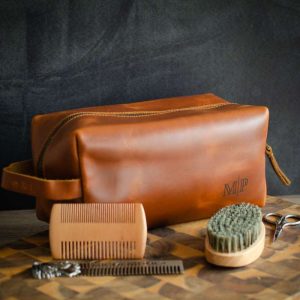 Usnjena personalizirana rjava toaletna torbica z priborom za urejanje brade.