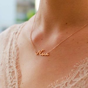 Personalizirana verižica z imenom Nina na ženski