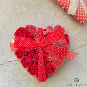 milne rdeče vrtnice v škatli v obliki srca